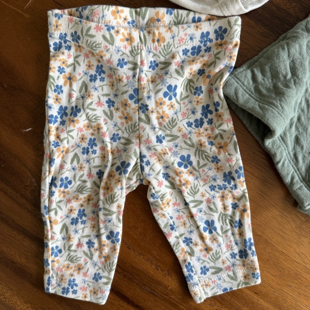 Carter’s Baby Girl Green Vest, Cream Bodysuit, and Floral Leggings Set size 3M - Picture 4 of 5